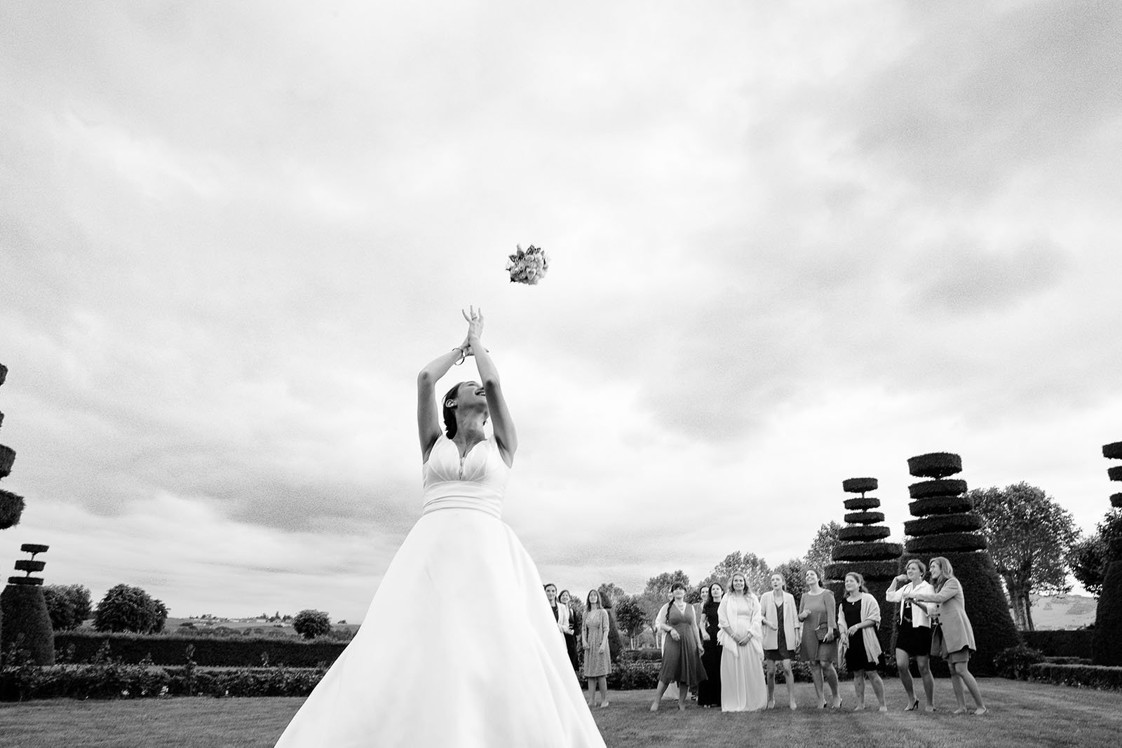 Photographe de mariage Château de Pizay lancé du bouquet de la mariée