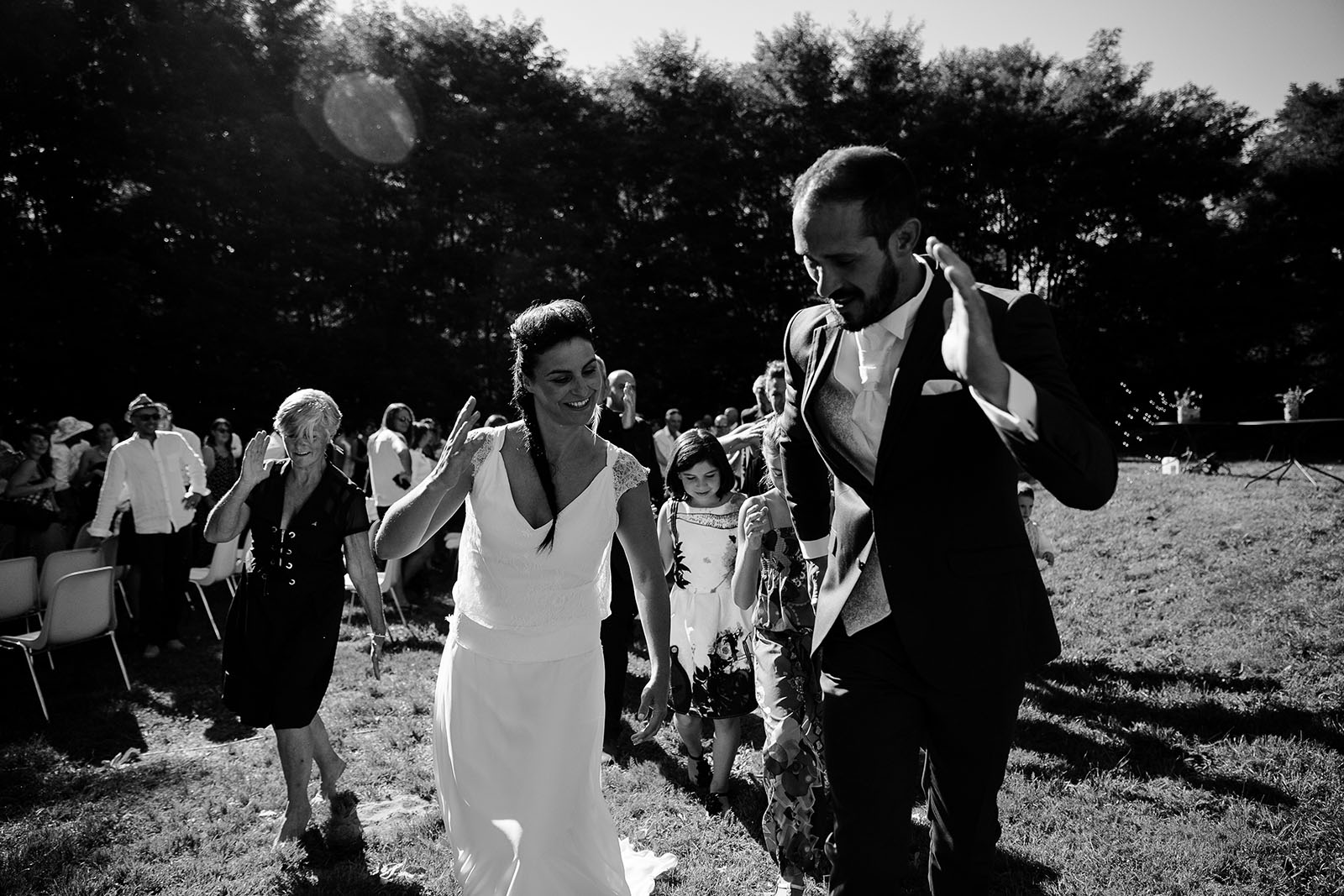 photographe de mariage Saint Etienne émotion joie bonheur danse de la joie mariés
