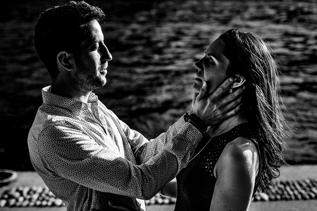 Love session à Lyon sur les quais de Saône. Castille ALMA photographe de mariage, séance photo Lyon quais de saône.