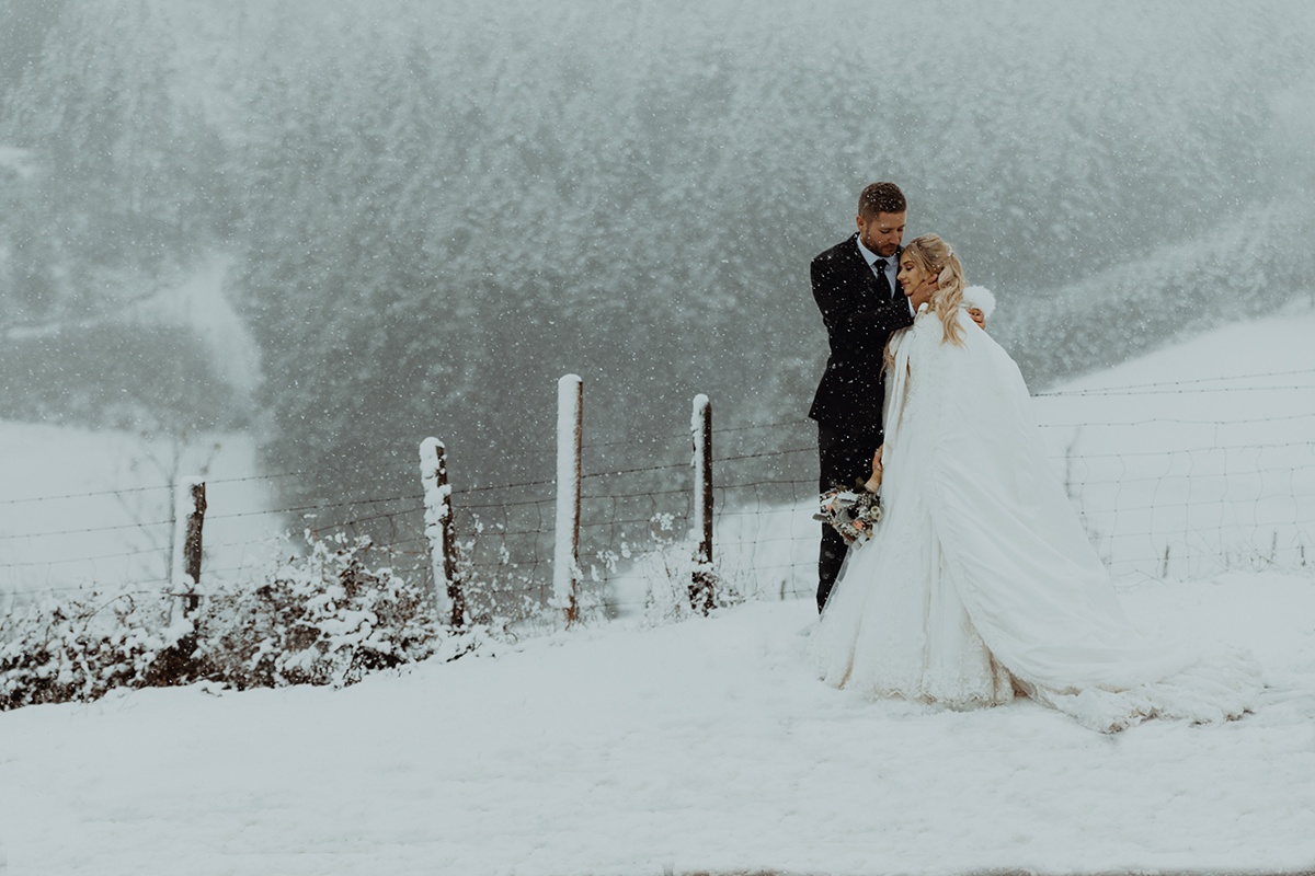 Mariage en hiver sous la neige. Photographe de mariage Lyon Hiver sous la neige Castille ALMA. Day after photo shoot